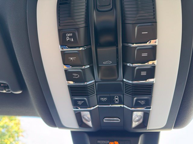 Used 2025 Porsche Macan AWD/4WD image 19