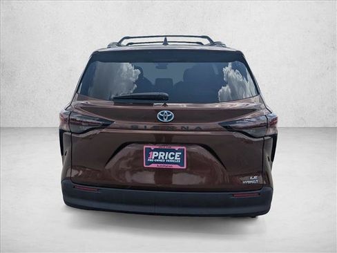 Used 2024 Toyota Sienna LE FWD image 6