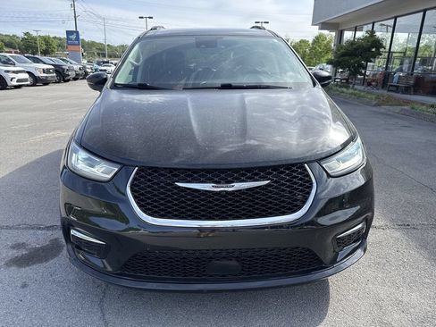 Used 2022 Chrysler Pacifica Touring-L FWD image 2