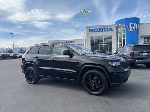 Used 2018 Jeep Grand Cherokee Laredo image 2