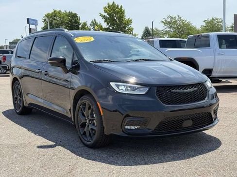 Used 2025 Chrysler Pacifica Limited FWD image 4