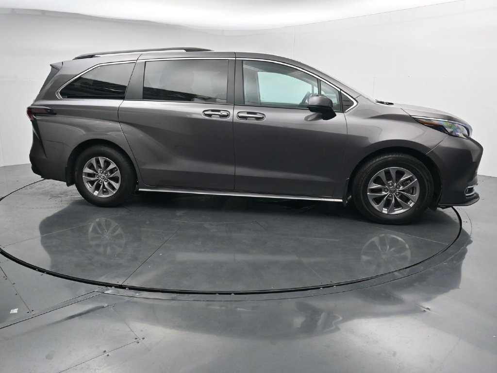 Used 2023 Toyota Sienna XLE w/ XLE Plus Package AWD/4WD image 9