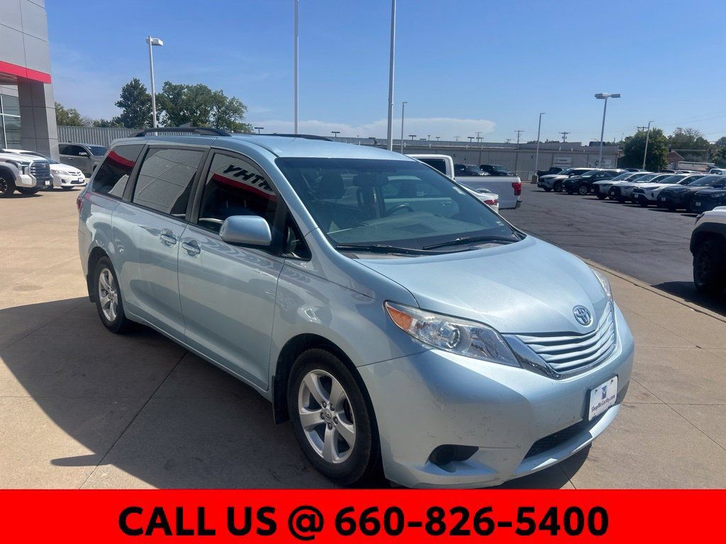 Used 2017 Toyota Sienna LE FWD image 4