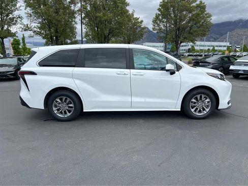Used 2025 Toyota Sienna LE FWD image 6