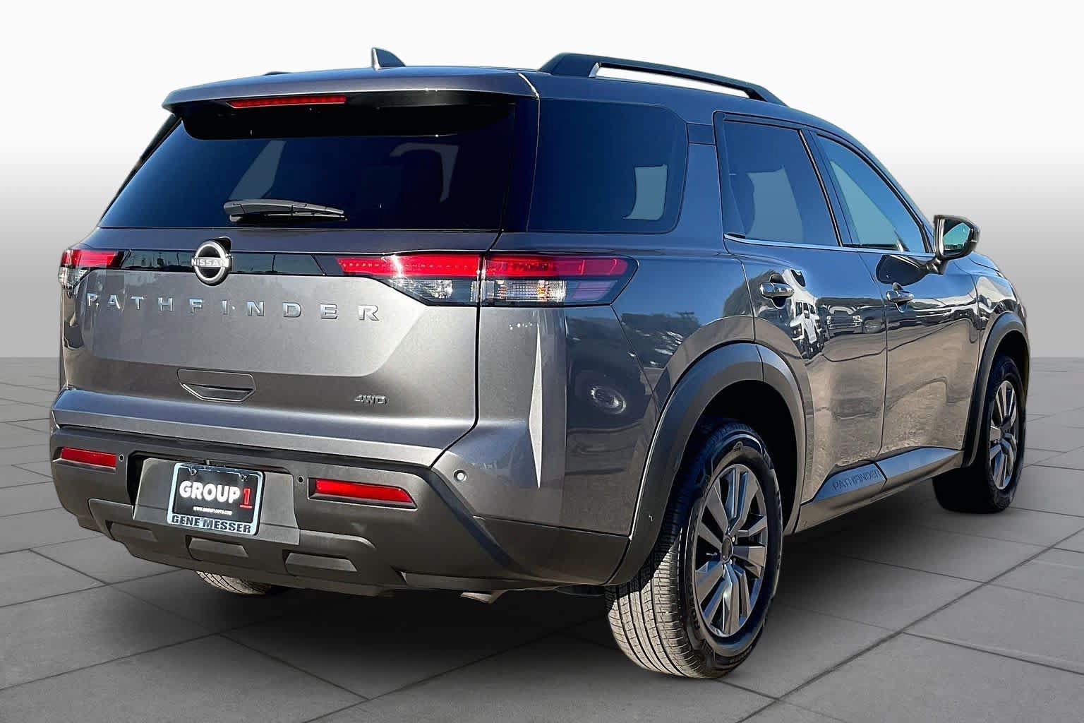 Used 2025 Nissan Pathfinder SV AWD/4WD image 12