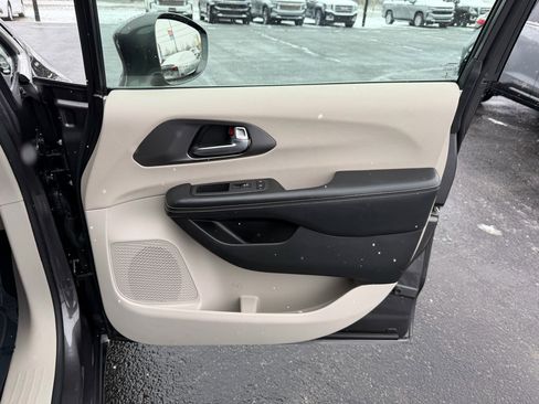 Used 2022 Chrysler Pacifica Touring-L image 22