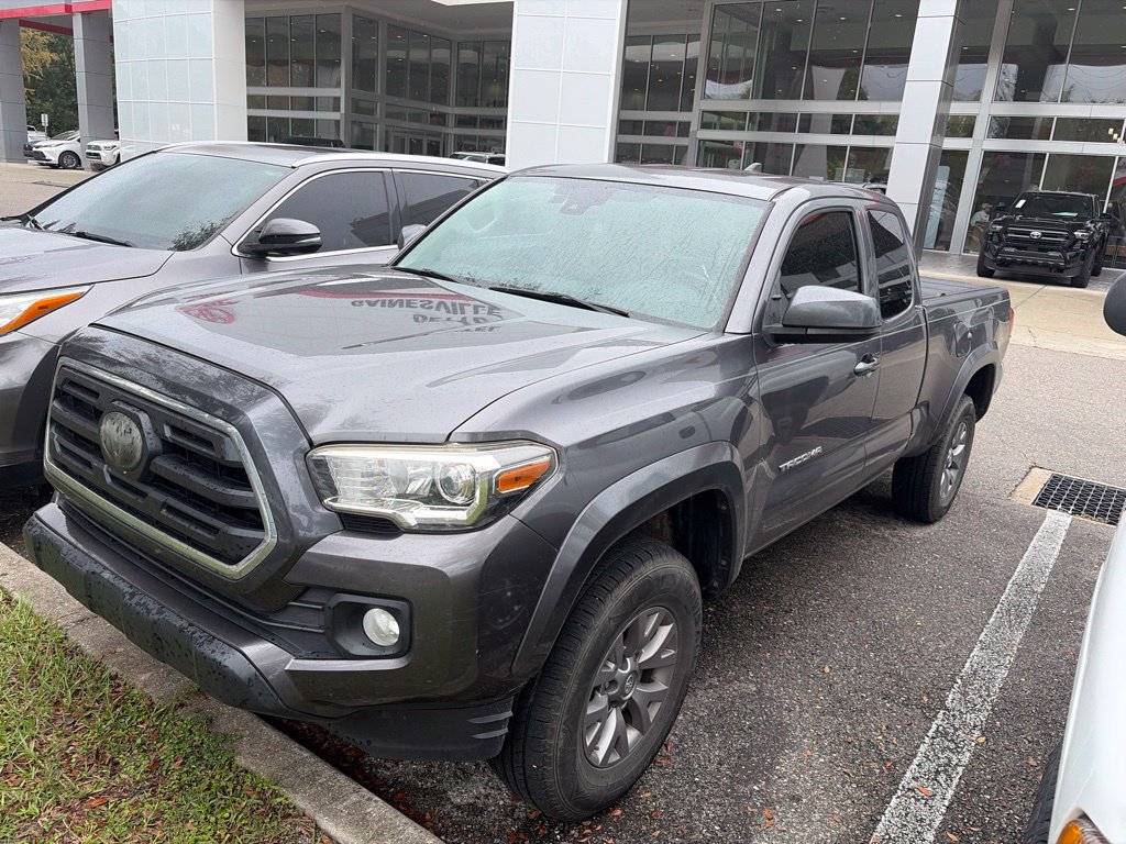 Used 2018 Toyota Tacoma SR5 RWD image 2