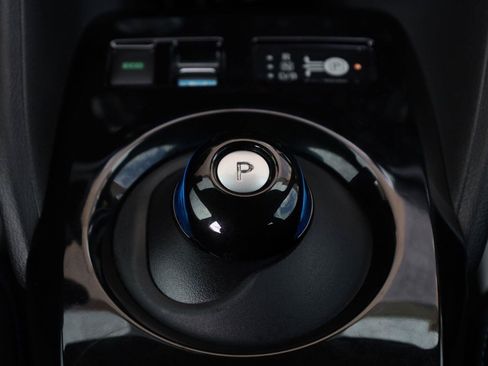 Used 2018 Nissan Leaf SV w/ SV Technology Package FWD image 38