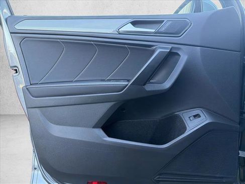 Used 2024 Volkswagen Tiguan SE image 10