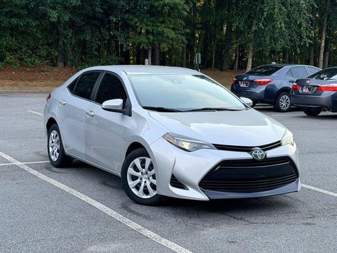 Used 2017 Toyota Corolla LE FWD image 3