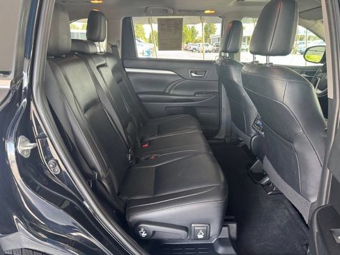 Used 2019 Toyota Highlander XLE FWD image 19