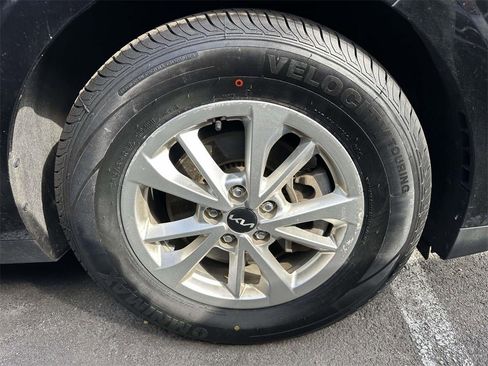 Used 2023 Kia Carnival LX image 7