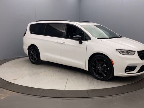 Used 2025 Chrysler Pacifica Limited FWD image 7