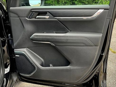 Used 2024 GMC Acadia Elevation image 25