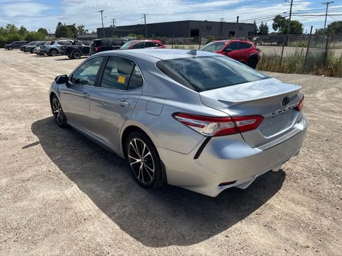 Used 2020 Toyota Camry SE w/ Convenience Package FWD image 2