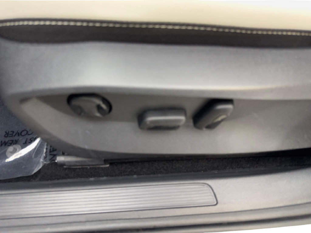 Used 2025 Volkswagen Taos SE FWD image 32