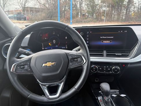 Used 2025 Chevrolet Trax LT w/ LT Convenience Package image 32