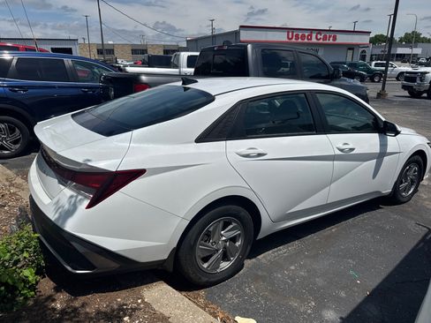Used 2025 Hyundai Elantra SE FWD image 2