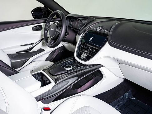 Used 2022 Aston Martin DBX image 17