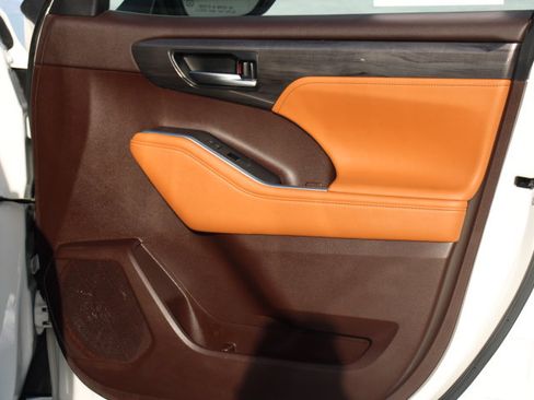 Certified 2021 Toyota Highlander Platinum image 23