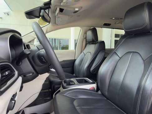 Used 2022 Chrysler Pacifica Touring-L FWD image 4