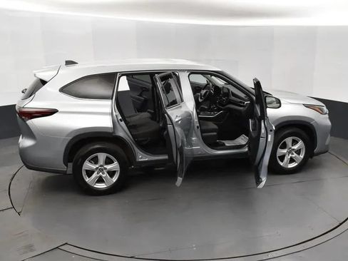 Used 2025 Toyota Highlander LE FWD image 6