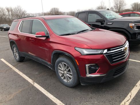 Used 2023 Chevrolet Traverse LT image 3