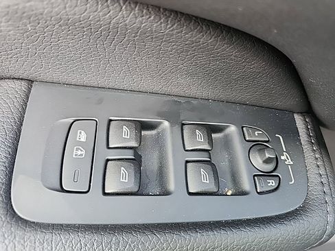 Used 2021 Volvo XC60 T5 Momentum w/ Climate Package image 23