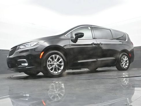 Used 2026 Chrysler Pacifica Limited FWD image 29