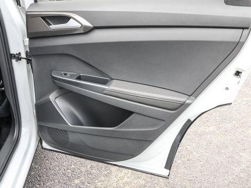 Used 2025 Volkswagen Taos SE image 32