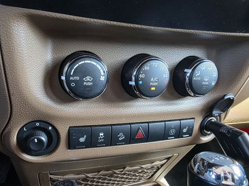 Used 2016 Jeep Wrangler Unlimited Rubicon w/ Connectivity Group image 17