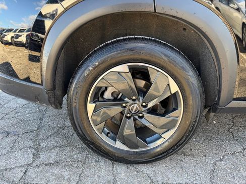 Used 2024 Nissan Rogue SV image 12