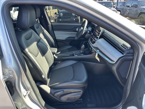 Used 2025 Jeep Compass Latitude image 13