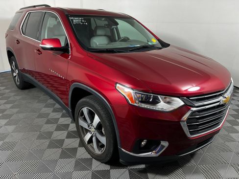 Used 2019 Chevrolet Traverse LT w/ LT Premium Package FWD image 3