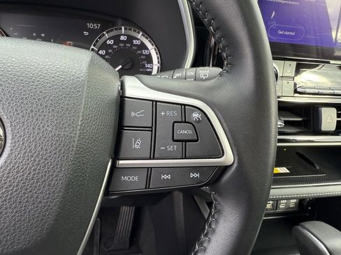 Used 2023 Toyota Highlander XLE image 32