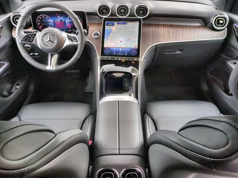 Used 2025 Mercedes-Benz GLC 300 4MATIC image 16