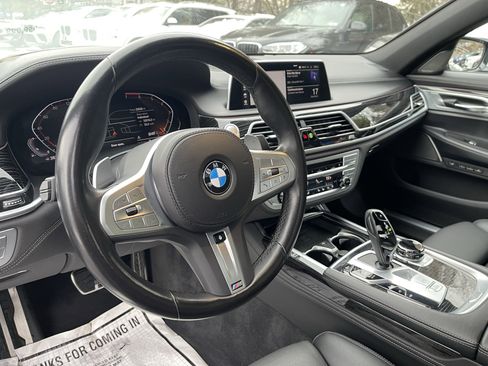 Certified 2022 BMW 750i xDrive w/ Luxury Rear Seating Package image 10