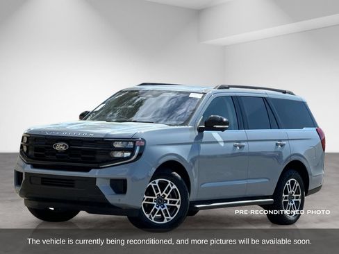 Used 2025 Ford Expedition Active AWD/4WD image 2