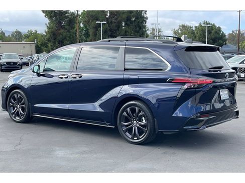 Used 2022 Toyota Sienna XSE image 3