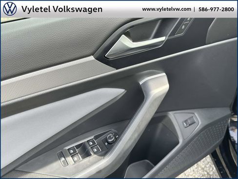 Certified 2025 Volkswagen Jetta SE w/ Sunroof Package image 16