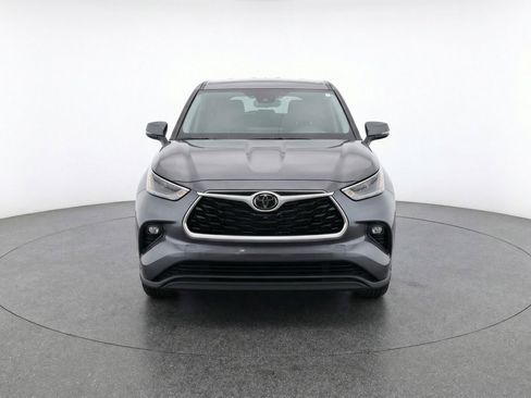 Used 2025 Toyota Highlander LE image 2
