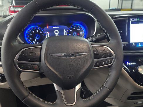 Used 2024 Chrysler Pacifica Touring-L w/ Uconnect Theater Family Group image 8