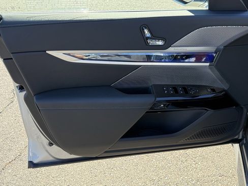 Used 2025 BMW i7 eDrive50 image 19