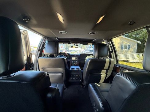 Used 2016 Lincoln Navigator Select image 8