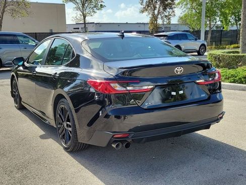 Used 2025 Toyota Camry SE image 4