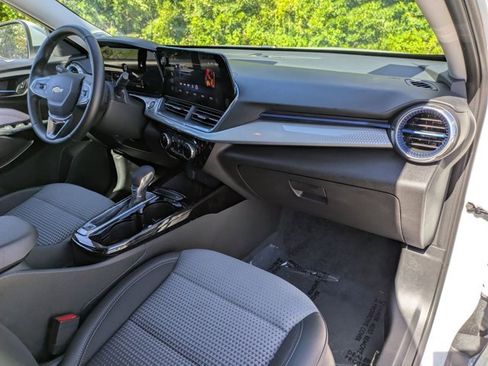 Used 2025 Chevrolet Trax LT w/ LT Convenience Package image 32