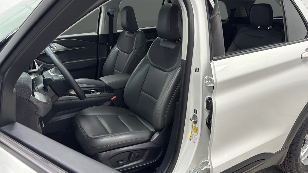 Used 2026 Ford Explorer Active w/ Active Comfort Package AWD/4WD image 9