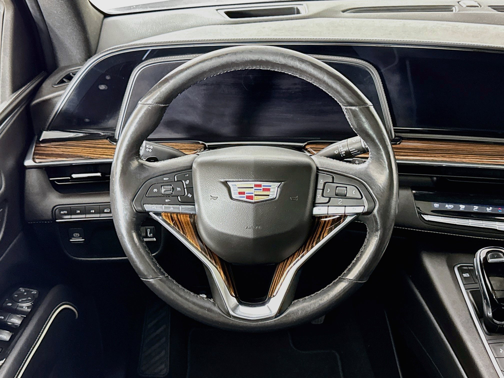 Used 2021 Cadillac Escalade Premium Luxury AWD/4WD image 4