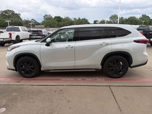 Used 2022 Toyota Highlander LE FWD image 5