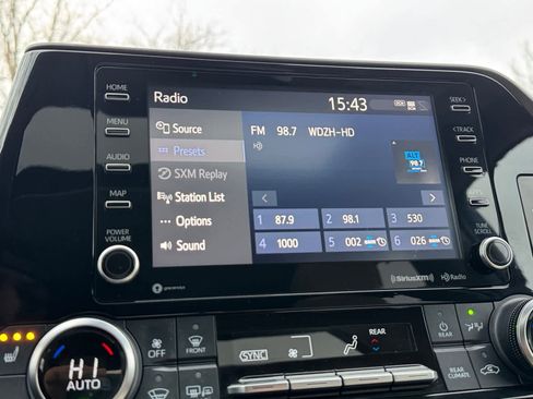 Used 2022 Toyota Highlander XLE image 6